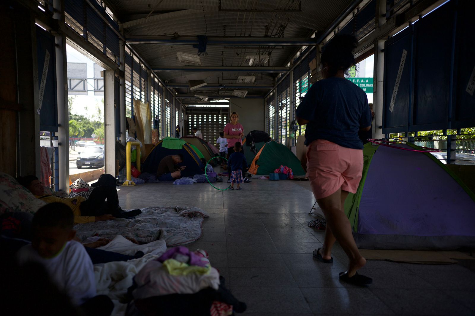 La estación del Trans-450 «Los Presidentes» en el bulevar Centroamérica de Tegucigalpa es utilizada por migrantes para descansar mientras continúan su camino. Foto CC / Fernando Destephen.