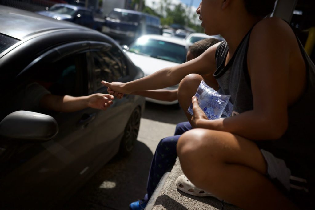 Francisco López pide dinero en la estación «Los Presidentes» del Trans - 450. De acuerdo a sus cálculos, una persona necesita entre 35 y 40 dólares para continuar su ruta hacia Estados Unidos o Canadá. Foto CC / Fernando Destephen. - Contra Corriente