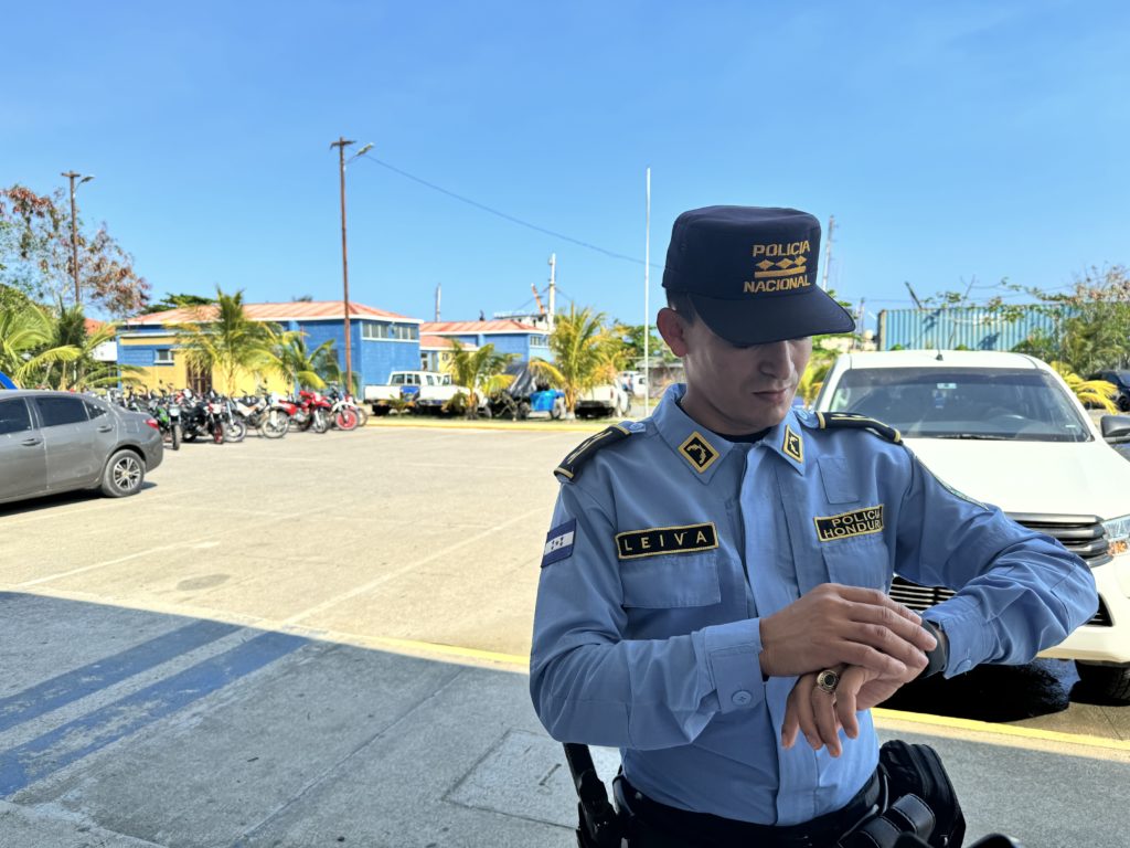 Subinspector Leiva- Roatán - Contra Corriente