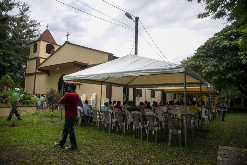 Toldo habilitado en el patio de la iglesia católica del barrio El Centro para las personas que acompañaron la misa. Tocoa, Colón, octubre de 2024. Foto CC/Fernando Destephen.