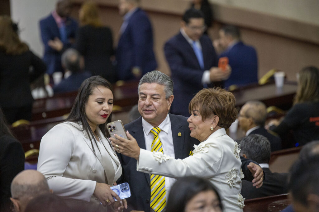 De derecha a izquierda, Pamela Blanco Luque, Tomás Vaquero, secretario de Gobernación, Justicia y Descentralización, y Sarahí Cerna, ministra de la Presidencia, durante la instalación de la IV Legislatura en el Congreso Nacional. Tegucigalpa, 25 de enero de 2025. Foto CC/ Fernando Destephen. - Contra Corriente De derecha a izquierda, Pamela Blanco Luque, Tomás Vaquero, secretario de Gobernación, Justicia y Descentralización, y Sarahí Cerna, ministra de la Presidencia, durante la instalación de la IV Legislatura en el Congreso Nacional. Tegucigalpa, 25 de enero de 2025. Foto CC/ Fernando Destephen.